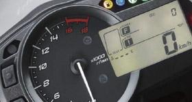 Easy-to-read Instrumentation KTRC (Kawasaki TRaction Control) Easy-to-read instrument panel features a large-dial tachometer and a multi-function screen that includes a large numerical gear position