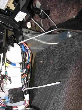 Figure 2-10 12 11 Step 5 Route trailer power wire along vehicle wire harness in the vehicle interior: a) Follow vehicle wire harness and secure the trailer power wire every 150mm (6 inches) as shown