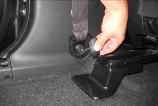 CLAW x 4: CLIP x 2: Figure 1-16 Step 10 Remove rear door scuff plate RH: (b) Disengage the 4 claws and 2 clips and remove