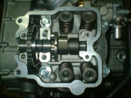 6. CYLINDER HEAD/VALVE To this chapter contents Remove the 4 cylinder head mounting bolts from cylinder head right side,