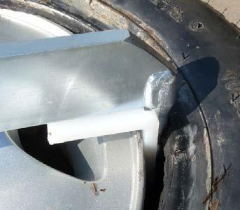 Place the tire over the rim and plunge the two tools over the edge of the rim (see Fig.