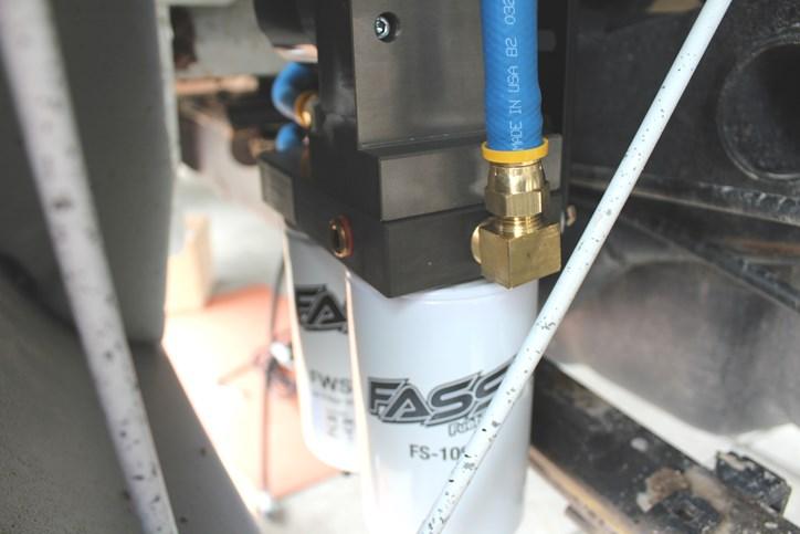 Using oil, insert a PL-1005 into the remaining fuel line. Connect to the R port fitting on the FASS system.