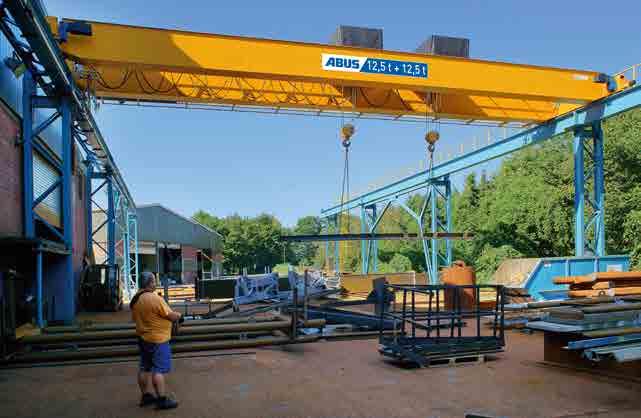 In the photographed application shown, the ABUS overhead travelling crane operates the crane flap,