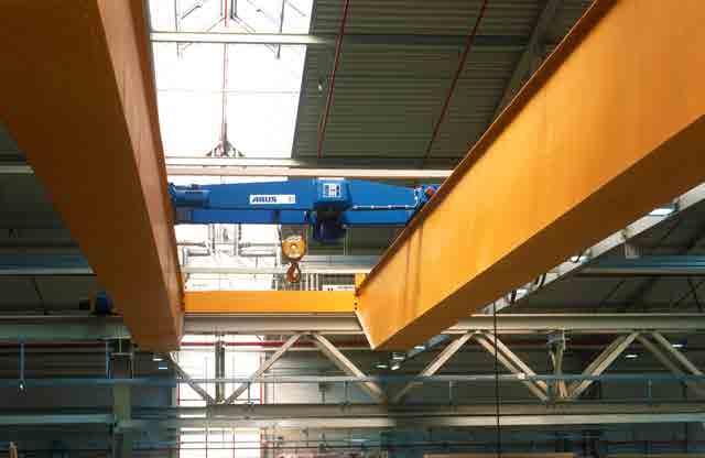 Lowered trolleys allow double-girder travelling cranes to be installed even where there is little