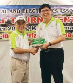 Lucky winner (left) TEEAM Sports Chairman, Mr Liang Kok Boon presents a lucky