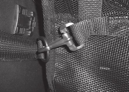 Photo 1 Encore : Fasten buckle parts on strap, and attach hooks on seat sides to D-rings by windows. To fold, unclip buckles.