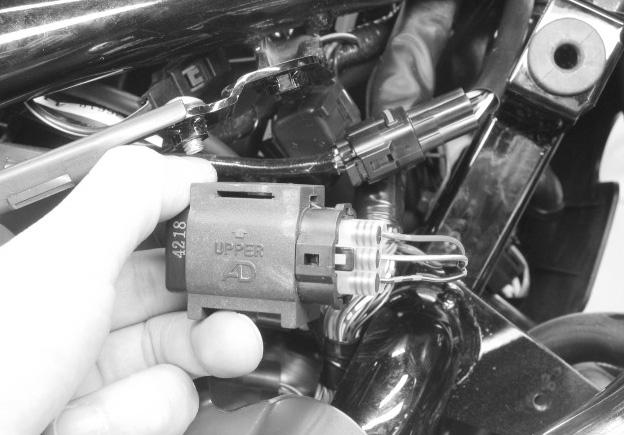68 VL800K5 ( 05-MODEL) Step 2 1) Connect the TO sensor coupler. 2) Insert the needle pointed probes to the lead wire coupler. 3) Turn the ignition switch ON.