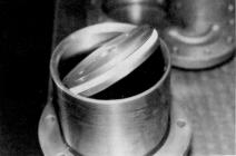 Adjust the position so that the threaded blind hole for the piston faces the unloader cover side. Fig.