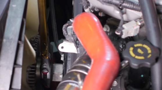 Compress the clamp that secures the lower radiator hose to the radiator. Then separate the hose from the radiator. (1x spring clamp) 17.