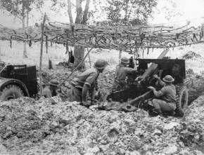Australian 2-pounder crew firing on Japanese tanks at Point-blank range in the Battle of Muar.