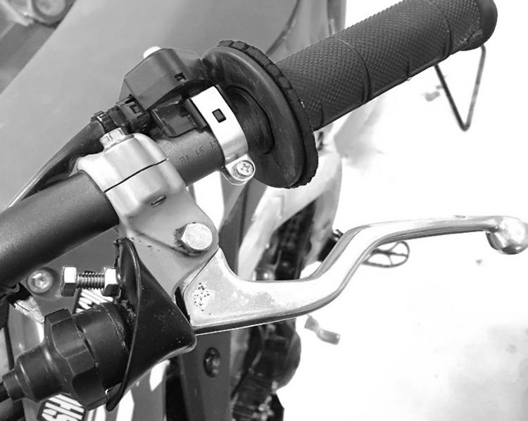 CLUTCH LEVER OPTIMIZATION If your bike model is not equipped with a perch adjuster bolt (as seen below), you may purchase, as an option, a Rekluse Adjustable Reach Lever.