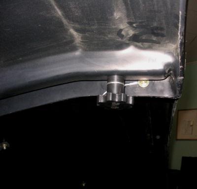 (see Figure 21) With all hoods on the combine place the middle support bracket between the hoods.