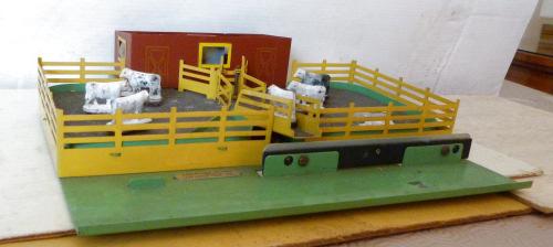 50 1.436 Other 0-gauge Accessories- American American Flyer eletrically-operated mechanical Cattle Dock.