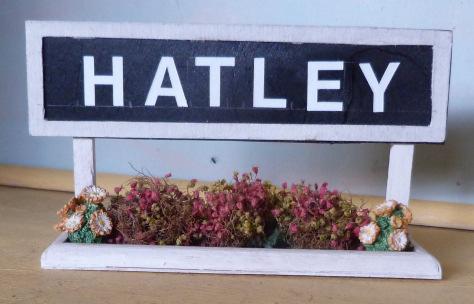 1.439 Other 0-gauge Accessories - U.K. Station Running-in board 'Hatley' (Bedfordshire). With flower garden at ground level. Balsa wood construction.