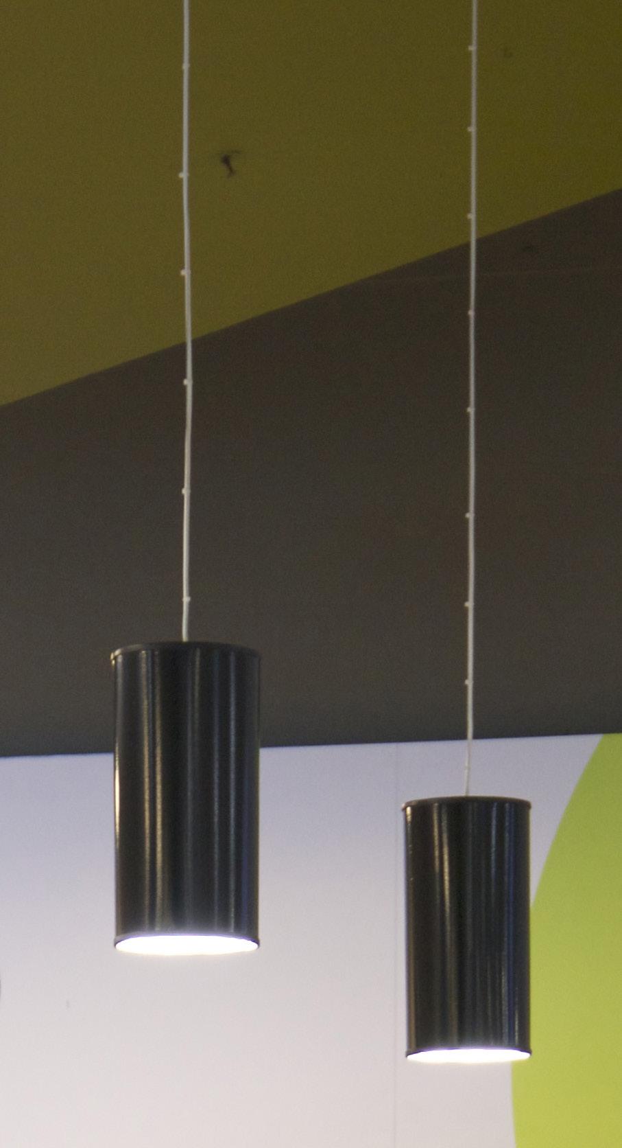 Top ring in black rubber or chrome M1 / 40W 450 Ø250 Material de suspensión: cable de acero de 4m incluído Material of suspension: 4m steel cable included Material del difusor: aluminio Diffuser