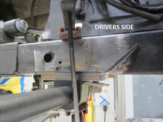 Figure4 Figure 5 12) After the end links are snug to the lower control arms, install the sway bar bushings as shown.