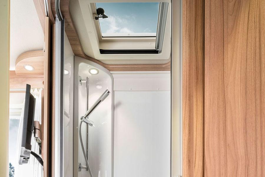 The Hymermobil B-Class CL Ambition features a HYMER frosted glass roof vent over the separate shower as standard.