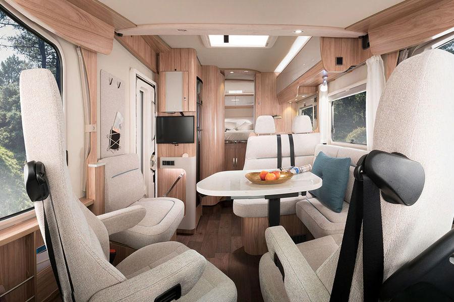 The exclusive luxury table in the seating area of the Hymermobil B-Class CL Ambition