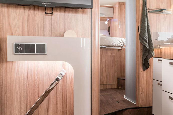 The Hymermobil B-Class CL Ambition is equipped with a manually lowered fold-down bed as standard.