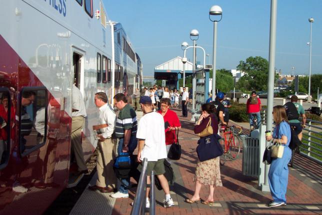 The major benefits of commuter rail service are: Common elements of commuter rail service include: Most American commuter rail trains consist of a locomotive and multiple passenger cars, but some