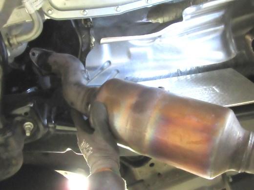 Use a metal-cutting-bladed saw, cut the R/H catalytic converter close to the weld at the Y-pipe. (See Fig. 6B) 7.