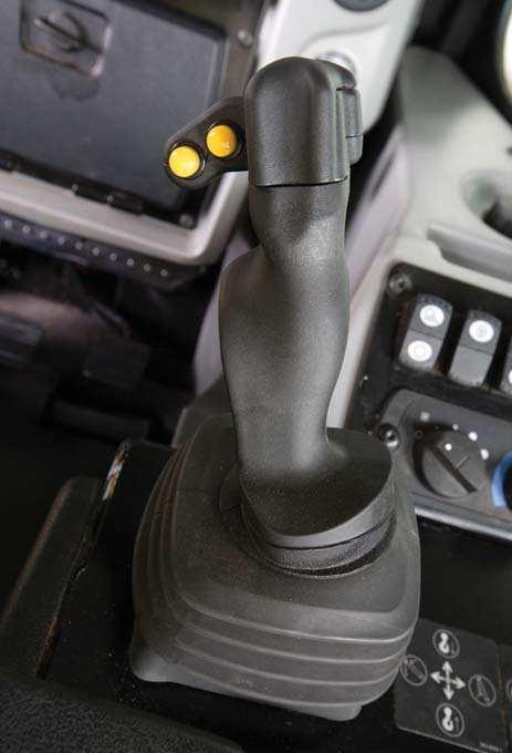 Implement and Steering Controls Ergonomically designed for ease of operation Pipelayer Control Implement joystick places all Pipelayer implement controls and functionality into one hand.