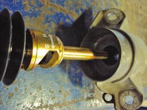 Tighten the nyloc nut on the shock rod to 27Nm (20lb-ft). 3.