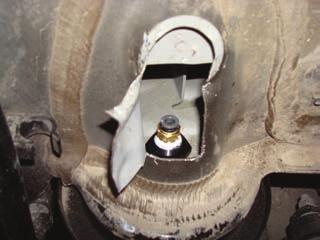 Insert air line through the hole into the air spring fitting. At this point, securely route the air line away from heat sources and suspension components (fig. 21).
