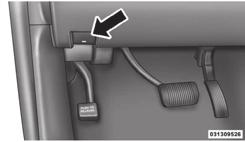 Kui algasend on süütevõtme lukust eemaldamisel 23 kuni 68 mm tagumisest stoppasendist eespool, liigub iste asendisse, mis on 8 mm tagumisest stoppasendist eespool.