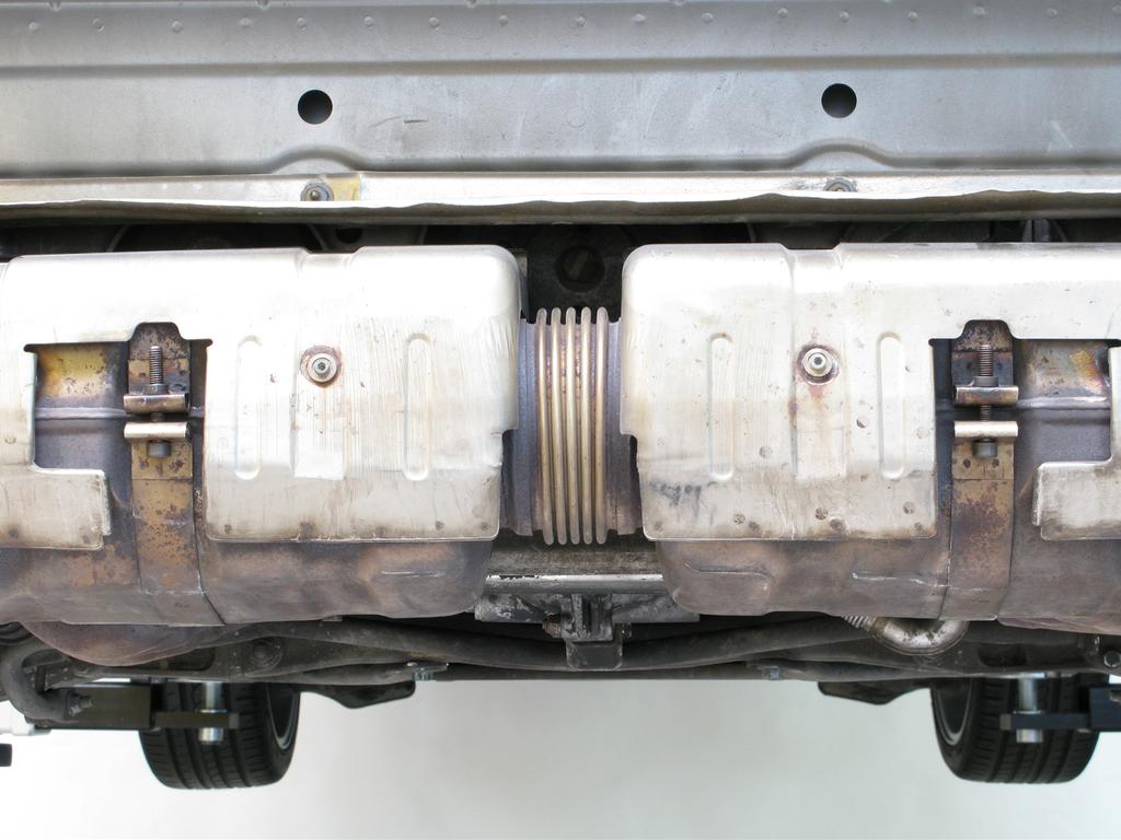 8. For Slip-On and Evolution: unscrew the marked muffler clamps and remove the muffler with link-pipes off the