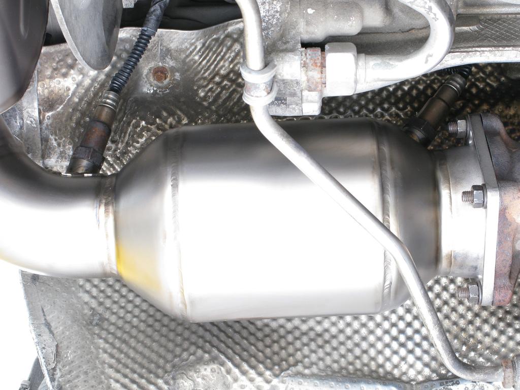 www.akrapovic.com 4. For Slip-On and Evolution: install and tighten all four lambda sensors on both sides and tighten the link-pipes onto the turbines, using stock nuts and washers (Figure 17).