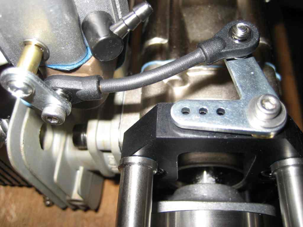 Take this pre-assembled linkage and fix this first to the carb s lever by using the shorter one of the remaining M3-bolts and LOCTITE onto the thread.