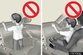 1 l Do not allow a child to stand in front of the SRS front passenger