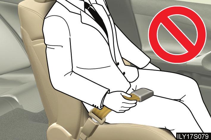 CAUTION SRS airbag precautions If the seat belt extender has been connected to the driver s seat belt buckle but the seat belt extender has not also been fastened to the latch plate of the driver s