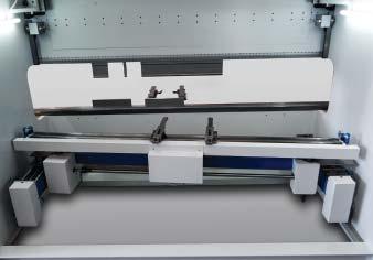 Ram guidance with two double roller bearings on each side. Throat depth: 400 mm. Daylight: 615 mm.