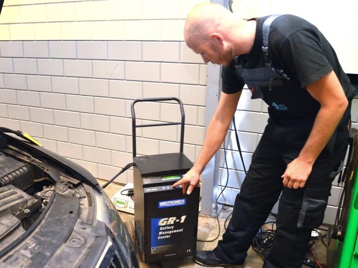 DTS IN LOPIK TESTS THE BATTERIES OF EVERY CAR THAT ENTERS THE GARAGE. AS A DIAGNOSTICS SPECIALIST, THE COMPANY USES A DIAGNOSTIC CHARGER AS WELL AS A BATTERY TESTER.