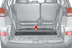 There are four stowing rings in the boot for securing luggage: - two rings are located on the boot floor, - two rings are