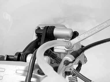 REAR BRAKE FLUID CHANGE/AIR BLEED BRAKE LEVER Brake fluid change Place the machine on the level ground and set the handlebar upright. Remove the two screws from the brake fluid reservoir cap.