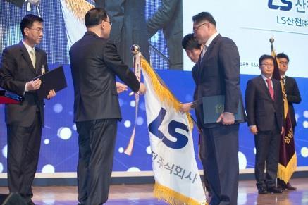 LSIS Vice Chairman Ja-kyun Koo Received Gold Tower Order of Industrial Service Merit May.