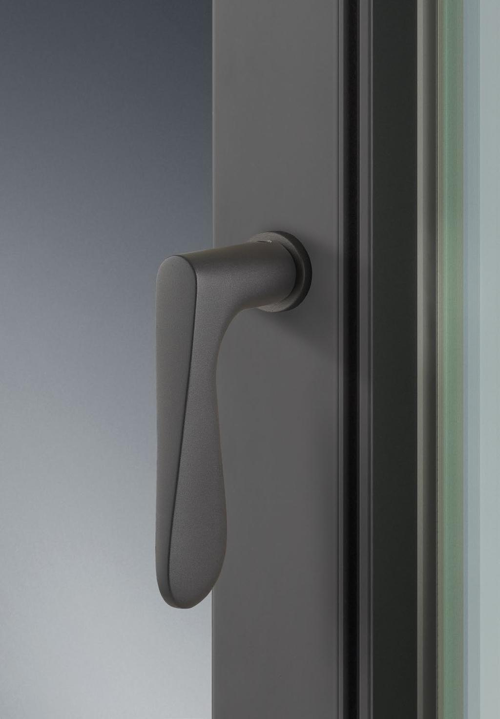 What a difference less can make! With its radically pared-down rose, the FSB plug-in handle is ideal for nearly any window profile whether timber or metal.