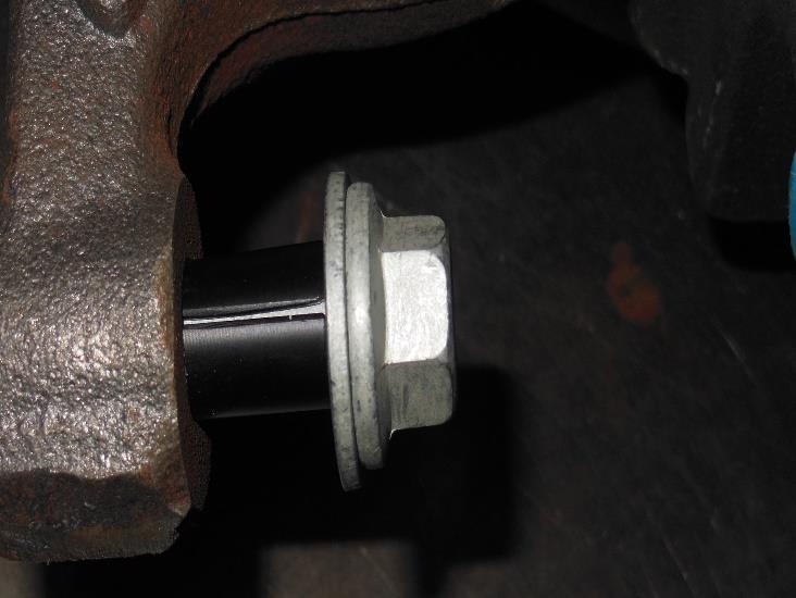 Now you will need to install the supplied split plastic shims between the bolt head and the differential. These shims are to ensure a tight fit around the bolt and the differential.