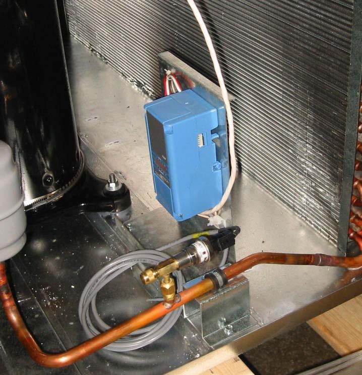 VERTICAL WIRING PRESSURE TRANSDUCER INSTALLATION 1) The compact P499 transducer mounts directly to the liquid refrigerant pressure port.