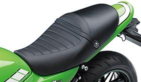 STEPPED SEAT Thanks to the low seat height and the bike s slim overall design, it s easy to keep both feet ﬁrmly on the ground when stopped, an important consideration for many riders.