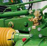 The KRONE rotary rake models Swadro 700, 800/26 and 900 feature a high number of clever details that cater for exactly these requirements cardanic rotor attachment, tridem axles, four reinforced 10.