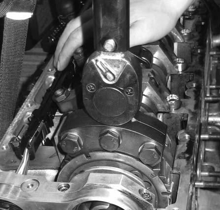 18 Using a suitable torque wrench in the square drive of the Camshaft Gear Adjuster exert a force of 80 Nm in the opposite direction of engine rotation to remove play from the gear train.