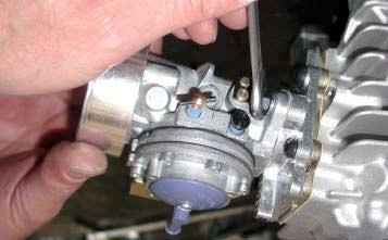 WHEN REPLACING THE CARB GASKET ALWAYS MAKE SURE THAT THE GASKET IS INSTALLED SO THAT THE HOLE