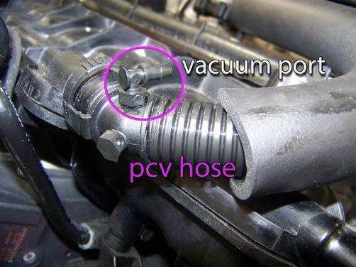 Install the hose with the small vacuum port (arrow) on the intake manifold side.