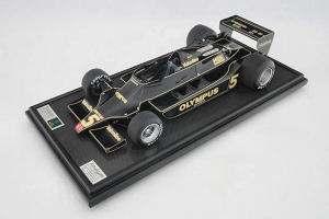It is available in both Mario Andretti and Ronnie Peterson versions.