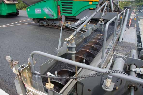 Large oscillating push-rollers for easy and shock-free docking of feed vehicles.