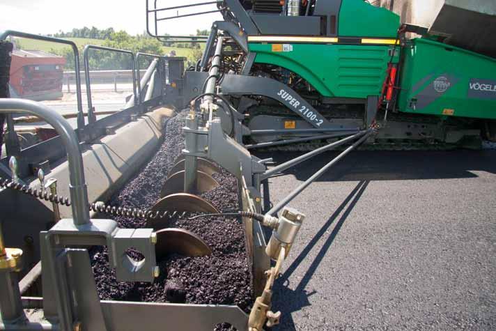 Material Handling Maintenance Auger Height Adjustment Across the Full Pave Width Easy Servicing 15cm The augers of the SUPER 2100-2 are